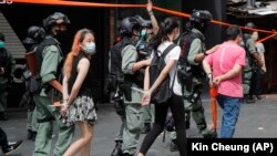 Полиция демонстранттарды кармап кетүүдө. 1-июль, 2020-жыл. Сүрөттүн окуяга тиешеси жок.