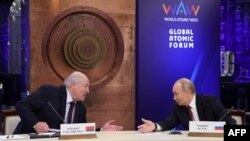 Аляксандар Лукашэнка і Ўладзімір Пуцін на Глябальным атамным форуме ў Маскве 25 верасьня 2025 году