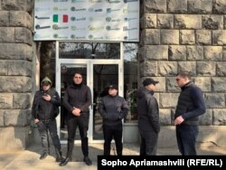 პოლიციელები შემთხვევის ადგილზე გამოძიებისას - აქ რამდენიმე წუთის წინ ქუჩაში ფიზიკურად გაუსწორდნენ მოქალაქე ლაშა გაბიტაშვილს. 2025 წლის 2 თებერვალი