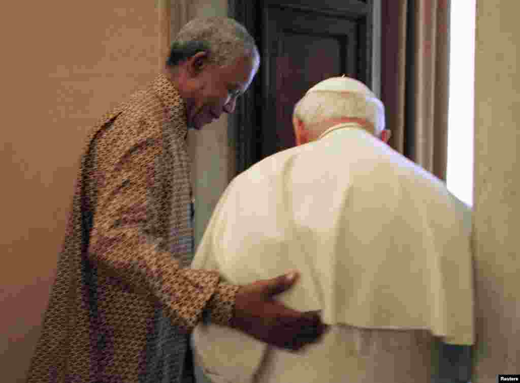 Нельсон Мандела и Папа Римский Иоанн Павел Второй в Ватикане в 1998 году.