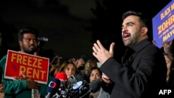 Зохран Мамдани (справа) выступает на предвыборном митинге