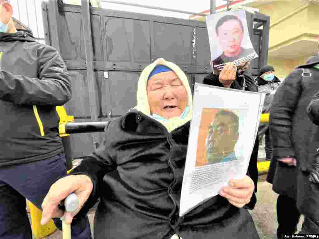 Қытай Шыңжаңда лагерьлер ашып, оған ұйғыр, қазақ және басқа да мұсылмандарды қамап жатқаны жайлы ақпарат 2017 жылы тарай бастаған. Басында ондай лагерь барын жоққа шығарған Пекин кейін оларды "терроризм мен экстремизммен күресетін және кәсіп үйрететін орталық" деп сипаттаған. БҰҰ "Шыңжаңдағы лагерьлерде бір миллионға жуық ұйғыр, қазақ және басқа да мұсылман отыр" деп мәлімдеген.