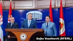 Bivši premijer RS Radovan Višković, bivši predsjednik Milorad Dodik i predsjednik entitetskog parlamenta Nenad Stevandić u Banjoj Luci, 12. 3. 2025.