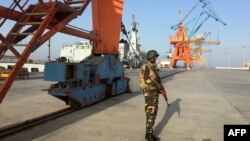 یو پاکستانی سرتېری په ګوادر بندر کې د پهرې پر مهال - پخوانی انځور.