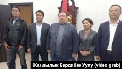 Эки партиянын талапкерлери. Солдон оңго Сейтек Качкынбаев, Жанарбек Акаев, Мирлан Жээнчороев, Элвира Сурабалдиева, Руслан Казакбаев.