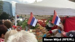 Štand sa hranom tokom protesta naprednjaka, 28. septembar 2025.