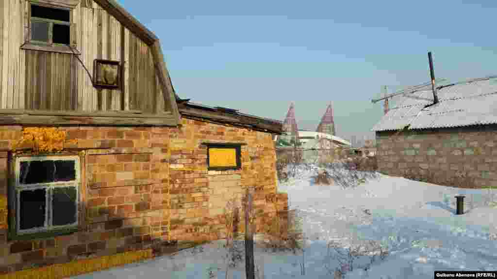 "Май" саяжай серіктестігіндегі үйдің арғы жағында алыстан "Алау" спорт кешені мұнартып көрінеді.