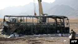 د اګست پر ۱۹مه په هرات کې د بس او لارۍ ټکر له وجې لسګونه کسان وژل شوي ول او بس بشپړ سوځېدلی وو - د اګست ۲۰مې انځور.