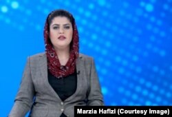 Marzia Hafizi, fostă prezentatoare de știri și proprietară a unui magazin de haine din Kabul, în timpul unei transmisiuni live.