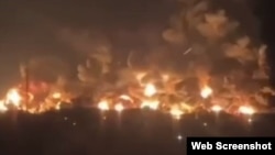 Пожар на Феодосийской нефтебазе после удара беспилотников в ночь на 13 октября 2025 года. Скриншот с видео