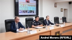 Glavni tužilac, Viktor Furtună, šef Generalnog policijskog inspektorata, Viorel Černautceanu, i direktor Službe za informacije i bezbednost, Aleksandru Musteața tokom konferencije za medije u Kišinjevu, 22. septembra 2025. godine.