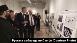 Aмбасадорот на Руската Федерација Сергеј Баздникин, вицепремиерот Иван Стоиљковиќ на Денот на победата над фашизмот