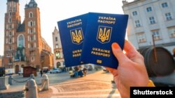 Від 23 квітня МЗС України обмежило надання консульських послуг чоловікам віком 18-60 років за кордоном, включно з оформленням заявок на отримання закордонних паспортів та їхню видачу