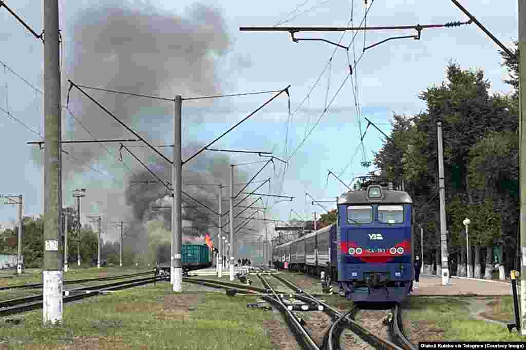 Сцена од Шостка, 4 октомври. Украинскиот вицепремиер Олексиј Кулеба на 7 октомври изјави дека Кремљ се обидува да „ја парализира работата на украинските железници, кои остануваат клучна артерија на земјата“.