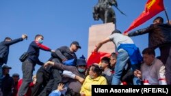 5-октябрь күнү парламенттик шайлоодон өтпөй калган бир нече партиялардын өкүлдөрү Ала-Тоо аянтына нааразылык акциясына чыгышкан. Алар менен шайлоодо көп добуш алган башка партиялардын өкүлдөрү кайым айтышып, митинг үзгүлтүккө учурады.