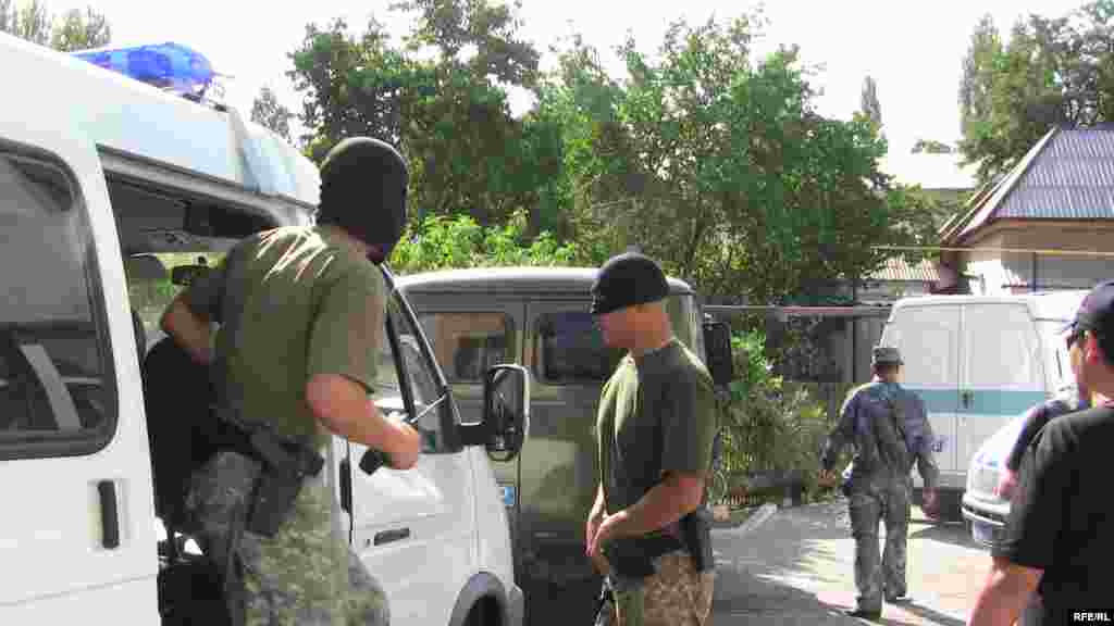 Таразда мемлекеттік құпияны жария етті деген айыппен қамалған Рамазан Есіргеповтің соты аяқталды. Тараз, 8 тамыз 2009 жыл.  - Таразда мемлекеттік құпияны жария етті деген айыппен қамалған Рамазан Есіргеповтің соты аяқталды. Тараз, 8  тамыз 2009 жыл. 