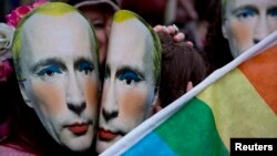 Figura lui Putin la o paradă gay în Londra.