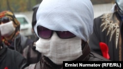 Балдарына шприц аркылуу ВИЧ жуккан энелердин акциясы. 2011-жыл