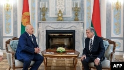 Lideri bjellorus, Alexander Lukashenko, takon John Coale, të dërguarin e presidentit amerikan, Donald Trump, në Minsk.