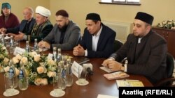 Түгәрәк өстәлдә катнашучылар