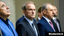 У парламенті 9-го скликання Віктор Медведчук є представником фракції «Опозиційна платформа – За життя» 