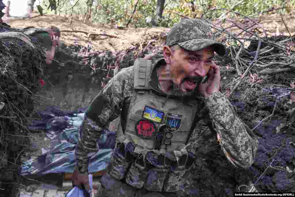 40 жастағы украин командирі Артем Покровск түбіндегі Ресей бекінісін артиллериямен атқылар алдында сарбаздарын сақ болуға шақырып тұр. 2024 жылғы қазанның басы.