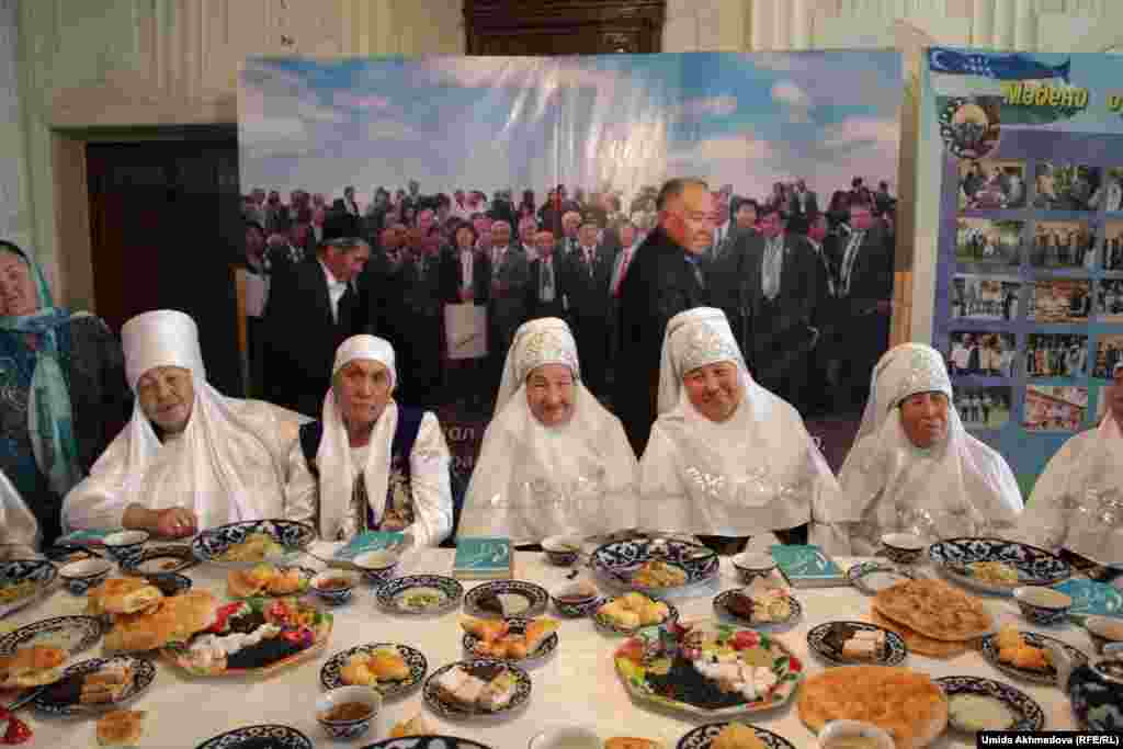 Құдайы ас кезінде қонақтарға Асанбай Асқаровтың "Тағдыр" атты кітабы тарту етілді.