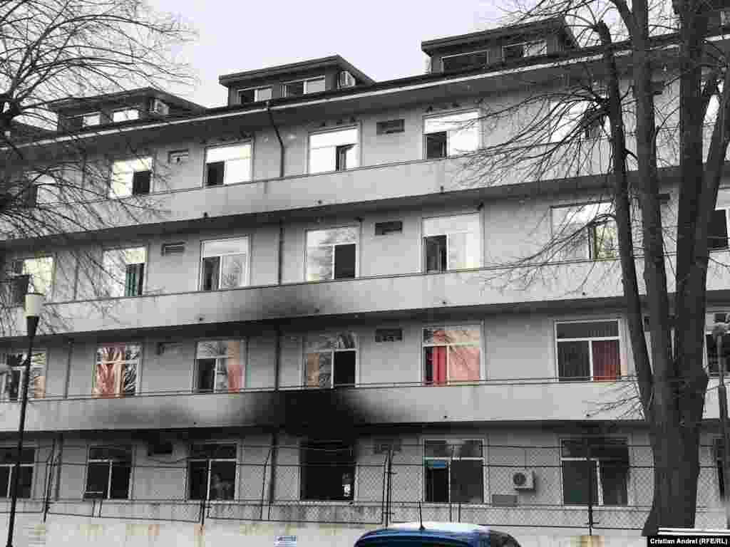 Aripa Institutului&nbsp;&bdquo;Matei Balș" în care a izbucnit incendiul la cinci dimineața. La câteva ore după tragedie, parterul clădirii arată intensitatea flăcărilor.
