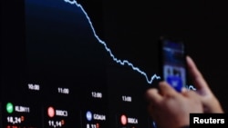 Un panou electronic afișând informații despre fluctuațiile de pe bursă din oră în oră. Imagine simbol. 