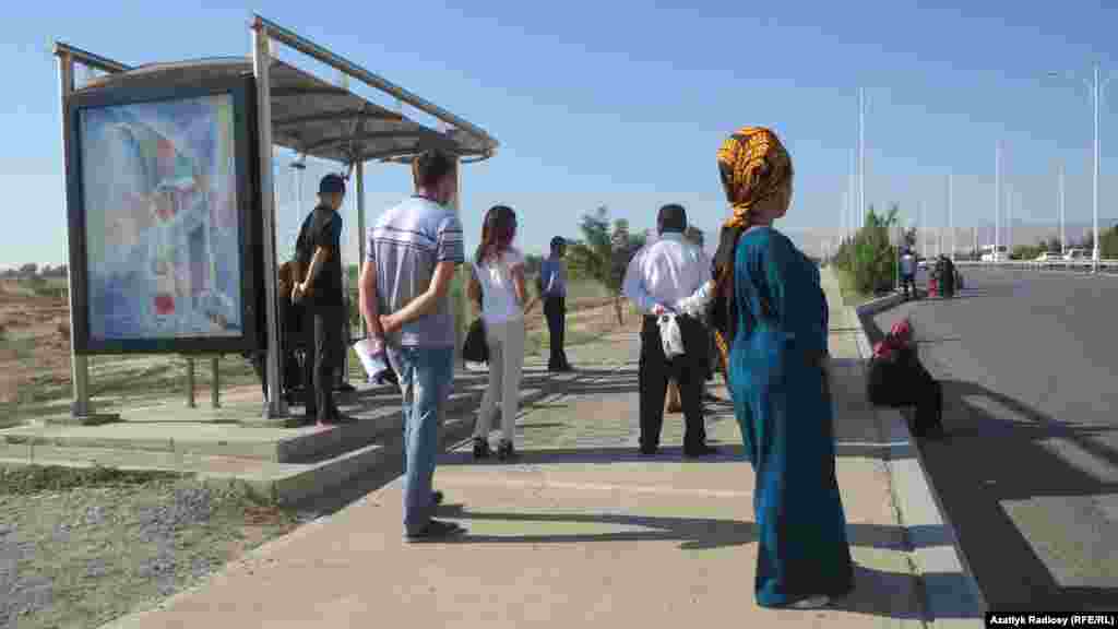 "Baba Annanow" köçesiniň ugrundaky gyzgyn duralgalaryň biri. Ýolagçylar ýoluň üstünde oturyp, awtobusa garaşýarlar