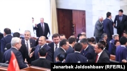 Депутаты Жогорку Кенеша.