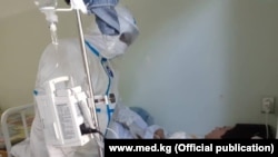 Бейтапты карап жаткан дарыгер. Иллюстрациялык сүрөт. 