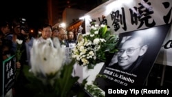 سوگواری هواداران لیو ژیائوبو در هنگ‌کنگ