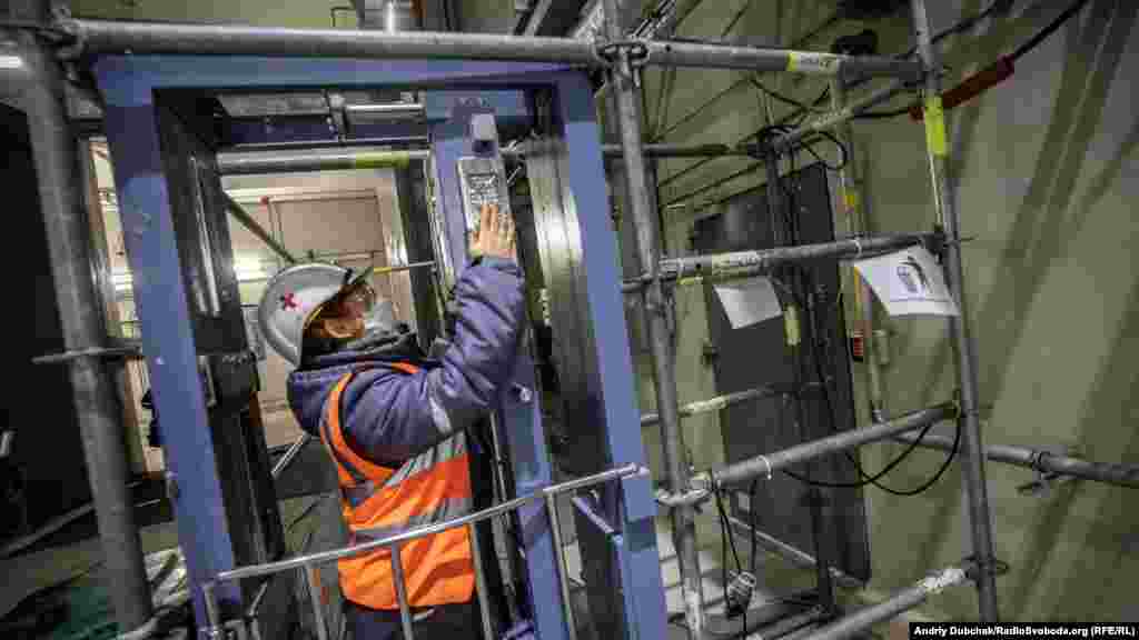 Аби потрапити з одного сектору &laquo;Укриття&raquo; до іншого, працівникам обов'язково потрібно пройти системи дозиметричного контролю