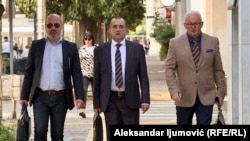 Suspendovani specijalni tužilac Saša Čađenovič dolazi na suđenje u pratnji advokata, Podgorica, 9. maja 2025.