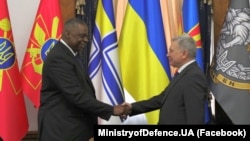 Міністр оборони України Андрій Таран (праворуч) і міністр оборони США Ллойд Остін. Київ, 19 жовтня 2021 року