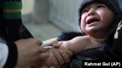 آرشیف- تطبیق واکسین سرخکان بر یک کودک در کابل