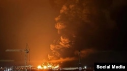 На фото і відео, опублікованих у соцмережах, видно велику пожежу на НПЗ у Феодосії