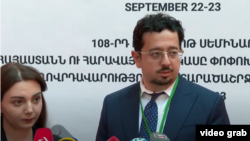 Ադրբեջանցի փորձագետ Մուրադ Մուրադովը Երևանում զրուցում է լրագրողների հետ, 22-ը սեպտեմբերի, 2025թ. 