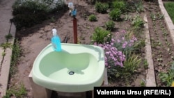 O chiuvetă într-o gospodărie din Tocuz