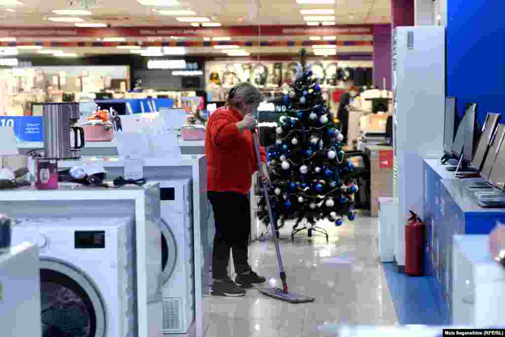 დედაქალაქის სამი ყველაზე დიდი მოლი ხვალ პატარა ინტერვალების სხვაობით იწყებს მუშაობას:&nbsp; - "სითი მოლი" დილის 7-დან საღამოს 7-მდე იმუშავებს - დილის 8 საათზე გაიხსნება "თბილისი ცენტრალი" - 9-ის ნახევარზე - "გალერია თბილისი" მომხმარებლები მხოლოდ 24 დეკემბრიდან 2 იანვრის ჩათვლით შეძლებენ მოლებში სასურველი ნივთების ყიდვას.&nbsp;შემდეგ კი მაღაზიები 31 იანვრამდე კვლავ დაიხურება. &nbsp; თუ ხვალ "შოპინგზე" თქვენც აპირებთ წასვლას, ტანსაცმლის ზომა თვალით (წესით, გასახდელები&nbsp;დახურული უნდა იყოს) კარგად შეარჩიეთ,&nbsp;რადგან თუ ნაყიდი ნივთი აღარ მოგეწონათ და მისი&nbsp;გადაცვლა ან დაბრუნება მოგინდათ, ამას&nbsp;1 თებერვლის შემდეგ მოახერხებთ.&nbsp;