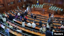 Deputetët duke u larguar nga salla plenare pas dështimit të konstituimit të Kuvendit. 25 korrik 2025. 