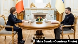 Ukrainian President Volodymyr Zelenskyy meets with Moldovan President Maia Sandu in Kyiv on January 25.