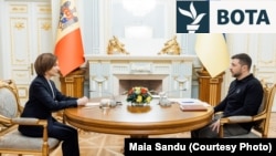 Presidenti ukrainas, Volodymyr Zelensky, takohet me presidenten moldave, Maia Sandu, në Kiev, 25 janar.