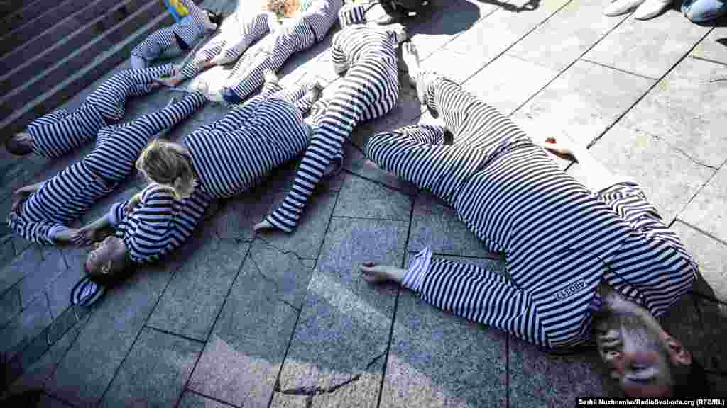 Один из лозунгов акций накануне проведения чемпионата мира по футболу в России &ndash; &laquo;покажи красную карточку Кремлю&raquo;.