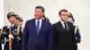 Kineski lider Si Đinping pored francuskog predsednika Emanuela Makrona u Pekingu, 4. decembar 2025.

