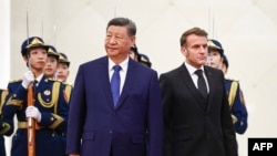Kineski lider Si Đinping pored francuskog predsednika Emanuela Makrona u Pekingu, 4. decembar 2025.
