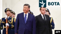 Presidenti i Kinës, Xi Jinping (majtas) me presidentin francez, Emmanuel Macron në pritjen e organizuar për liderin francez në Pekin më 4 dhjetor 2025.