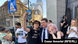 Candidatul independent Nicușor Dan, în așteptarea rezultatelor, la sediul lui de campanie din București.