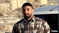 Funeraliile activistului politic iranian Omid Sarlak au avut loc pe luni, 3 noiembrie, la Aligoodarz, în vestul țării. 